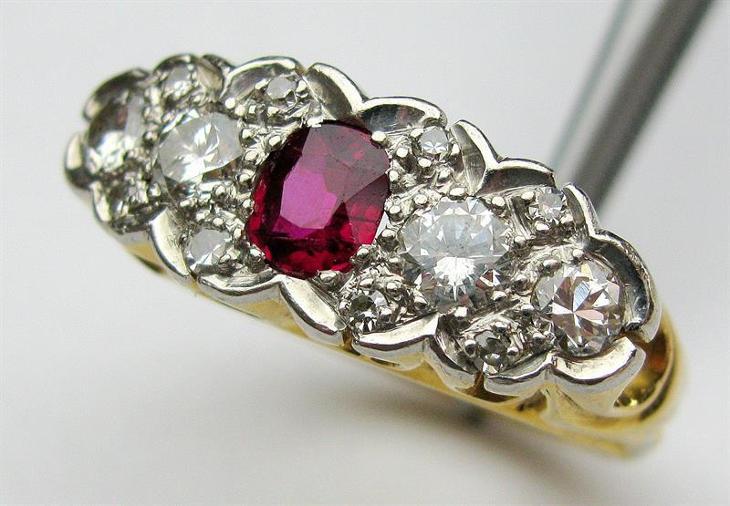 Starožitný prsten s rubínem a diamanty 