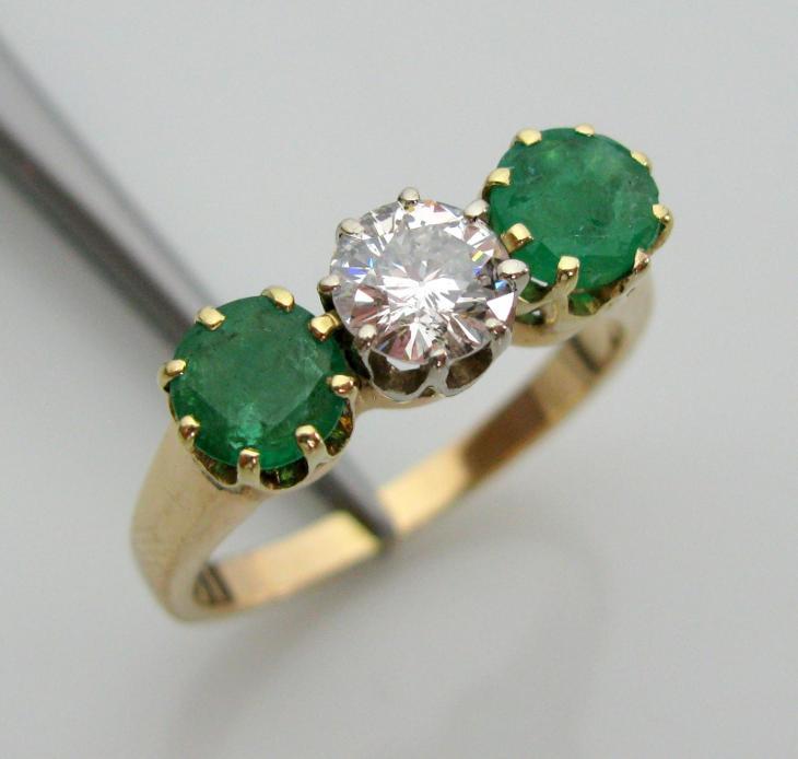 Starožitný prsten s diamantem a smaragdy 
