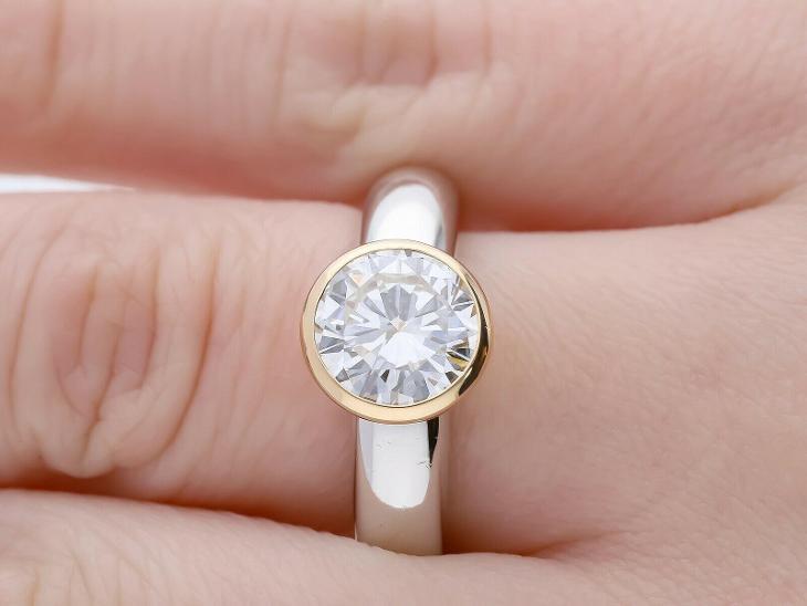 zásnubní prsten s diamantem 