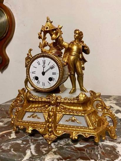 Figurální starožitné hodiny 