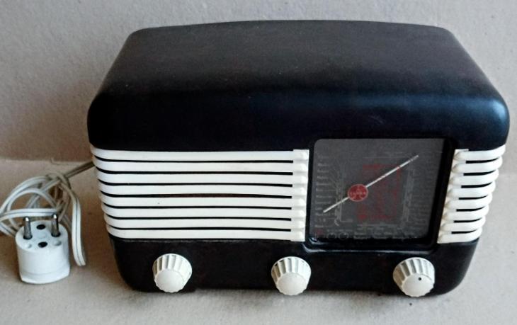 Staré bakelitové rádio 