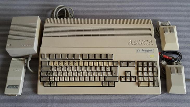 Amiga 500 s príslušenstvom