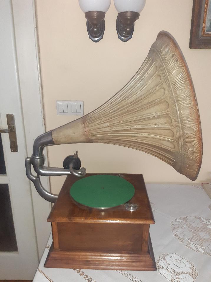 Starožitný gramofón 
