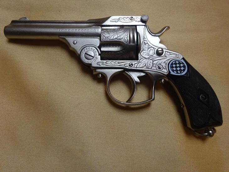 starožitný revolver 