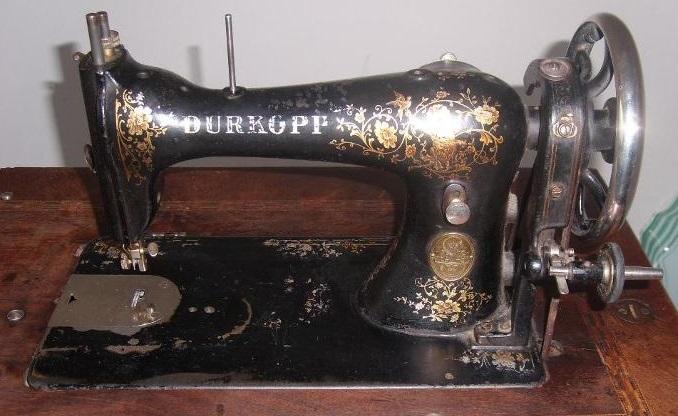 Historický šijací stroj