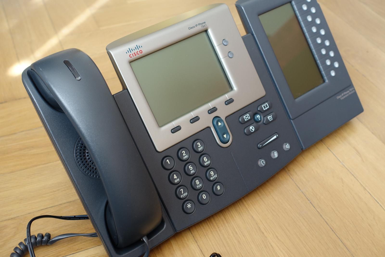 VoIP telefon Cisco IP Phone 7941 + rozšiřující modul 7914 | Aukro