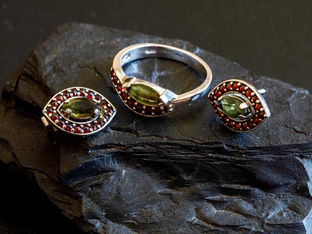 strieborné šperky s vltavínom a granátom 