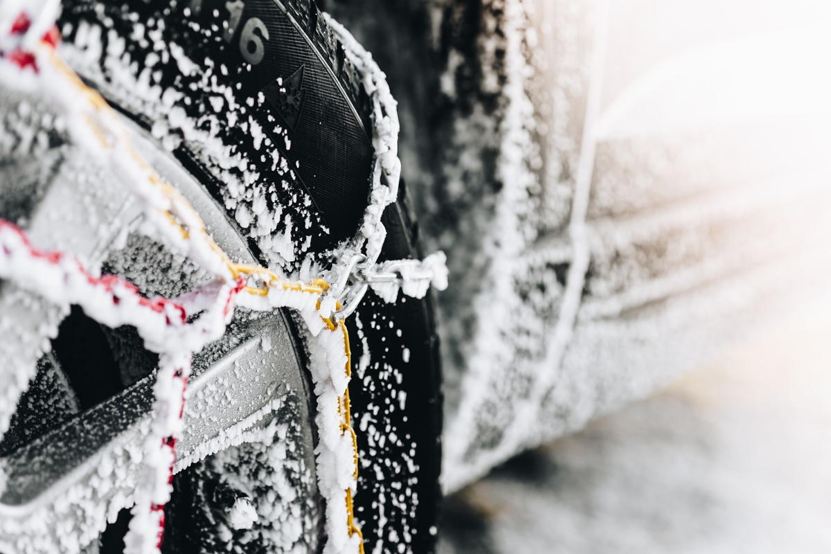 Zimní pneumatika na sněhu se sněhovými řetězy
